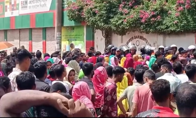 আশুলিয়ায় বকেয়া বেতনের দাবিতে শ্রমিকদের বিক্ষোভ, ১৫ কারখানা ছুটি