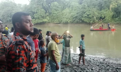 পানিতে দুই যুবক ঝাঁপ দেওয়ার খবর পেয়ে ফায়ার সার্ভিসের কর্মীরা উদ্ধার অভিযান শুরু করেন। ছবি- রূপালী বাংলাদেশ