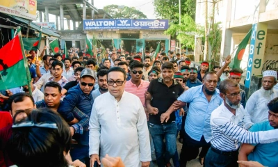 সন্দ্বীপ উপজেলার শিবেরহাট বাজারে স্থানীয়দের মাঝে লিফলেট বিতরণ করেন ভূঁইয়া মিল্টন। ছবি- সংগৃহীত