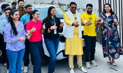 গাড়ি উপহারের দৃশ্য। ছবি- সংগৃহীত
