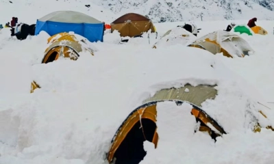 তুষারপাত-বর্ষণে এভারেস্টে আটকা কয়েক শ পর্যটক