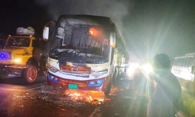 আগুনে পুড়ে যাওয়া বাস। ছবি:  রূপালী বাংলাদেশ