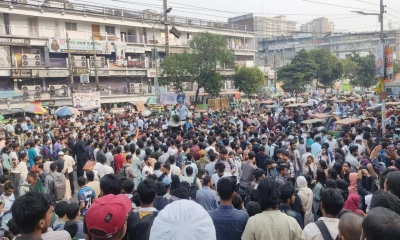 রাজধানীতে শিক্ষার্থীদের সড়ক অবরোধ, তীব্র যানজট