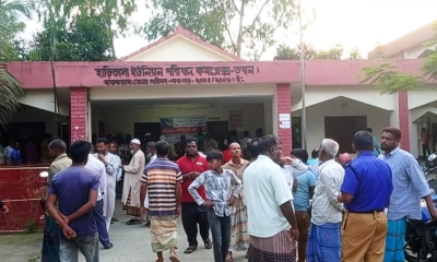 চেয়ারম্যানকে মারতে গিয়ে স্থানীয়দের রোষে ইউপি সচিব, পুলিশের হস্তক্ষেপে উদ্ধার