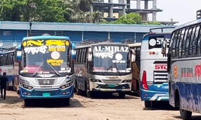 কুষ্টিয়ায় ২ দাবিতে অনির্দিষ্টকালের জন্য বাস চলাচল বন্ধ