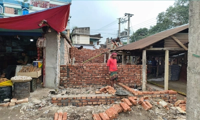 বগুড়া শেরপুরের বারদুয়ারী হাটে পাকা ঘর নির্মাণ, কারা করছে জানে না কেউ