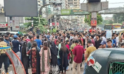 শিক্ষামন্ত্রীর পদত্যাগের দাবিতে রাজধানীতে শিক্ষার্থীদের সড়ক অবরোধ