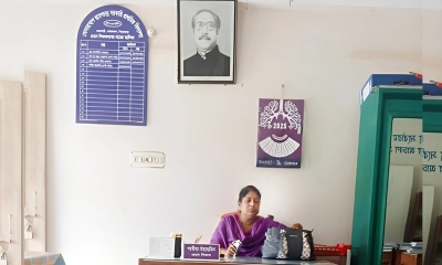 বিদ্যালয়ের অফিসকক্ষে শেখ মুজিবুর রহমানের ছবি টাঙানোর ঘটনায় শামিমা ইয়াছমিন নামে এক প্রধান শিক্ষককে সাময়িক বরখাস্ত করা হয়েছে। ছবি- রূপালী বাংলাদেশ