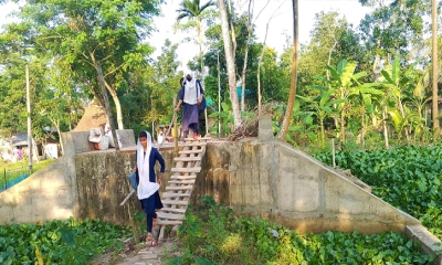 চরম দুর্ভোগে শিক্ষার্থীসহ এলাকাবাসী