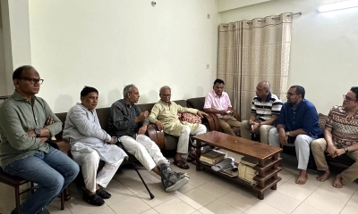 দূর্ঘটনায় আহত বিএনপির স্বাস্থ্য সম্পাদক ডা. রফিককে দেখতে গেলেন রিজভী