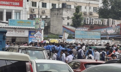 ফার্মগেটে সড়ক অবরোধ, যান চলাচল বন্ধ