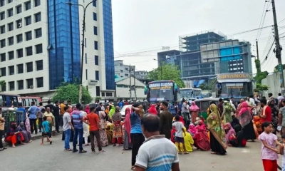 তেজগাঁও লিংক রোড অবরোধ করে পোশাককর্মীদের বিক্ষোভ