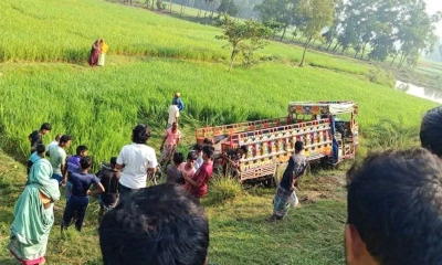 নওগাঁয় ভটভটি উল্টে দুই ব্যবসায়ীর মৃত্যু