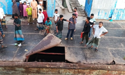 ঝুঁকিপূর্ণ লঞ্চঘাট দিয়ে যাত্রী পারাপার, বড় দুর্ঘটনার আশঙ্কা