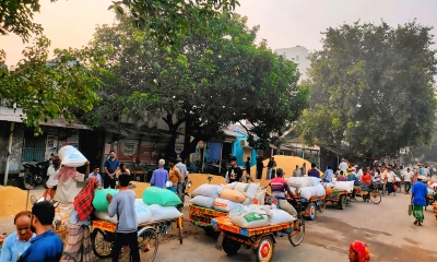 ভাঙ্গুড়ায় সড়কের ওপর হাট, ভোগান্তিতে জনসাধারণ