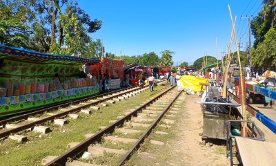 রেললাইনে দোকান বসিয়ে বানিজ্য, স্টেশন মাস্টারের বিরুদ্ধে অভিযোগ