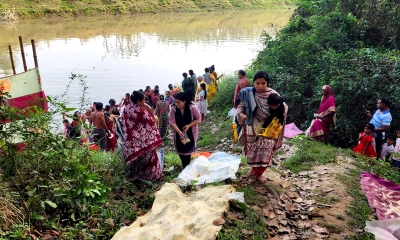 নদীর ধারে বারুণী স্নান, হাজারো পুণ্যার্থীর অংশগ্রহণ