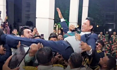 শিক্ষামন্ত্রীকে শূন্যে ভাসিয়ে এমআইএসটি গ্র্যাজুয়েটদের অভিনব উল্লাস