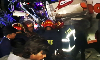 যাত্রীবাহী বাস ও ট্রাকের মুখোমুখি সংঘর্ষে আহত ১৫