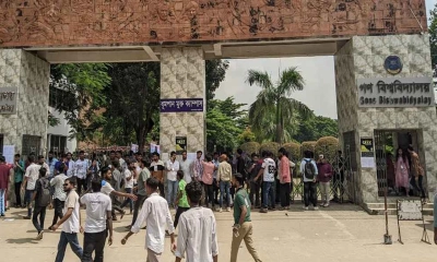 চলছে গকসু নির্বাচনের ভোটগ্রহণ, ক্যাম্পাসের বাইরে বহিরাগতদের বিশৃঙ্খলা