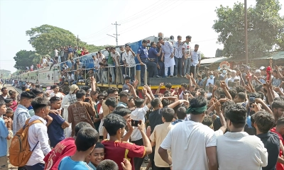 ভৈরবে উপকূল এক্সপ্রেসে অবরোধকারীদের পাথর নিক্ষেপ, আহত কয়েক যাত্রী