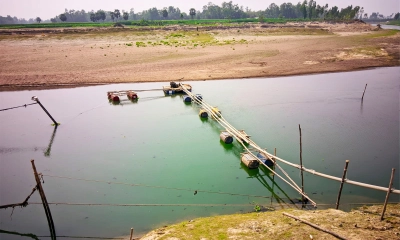 নদী থেকে বিএনপি নেতার অবাধে বালু উত্তোলন