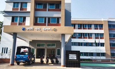 পুলিশের নৌযান ঘেরাও করে হাতকড়াসহ আসামি ছিনতাই