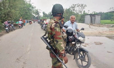 সেনাবাহিনী-পুলিশের তত্ত্বাবধানে সুশৃঙ্খলভাবে তেল বিক্রি শুরু