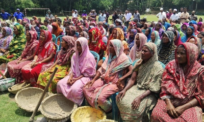 ‘খাল খননের কাজ পেয়ে উপকার হলো, ফ্যামিলি কার্ড পেলে খুশি হবো’