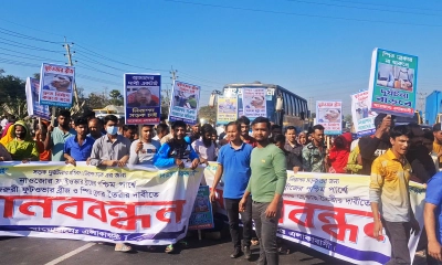 ফুটওভার ব্রিজের দাবিতে মহাসড়ক অবরোধ