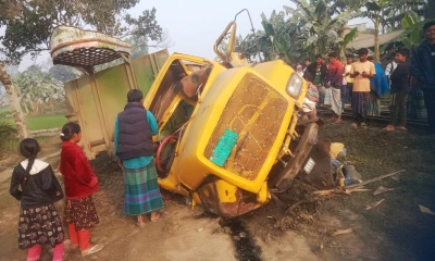 ট্রেনের ধাক্কায় ট্রাক থেকে ছিটকে পড়ে চালক আহত