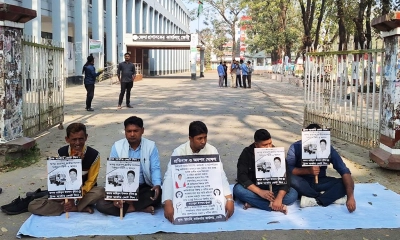 পক্ষপাতমূলক আচরণ করা কর্মকর্তাকে প্রত্যাহারের দাবিতে অনশন