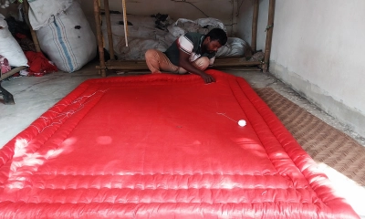 লেপ- তোশকেরে কারিগর। ছবি:  রূপালী বাংলাদেশ