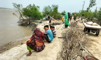 পাউবোর বেড়িবাঁধে ভয়াবহ ভাঙন, আতঙ্কে এলাকাবাসী