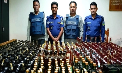 পুলিশের অভিযানে ভারতীয় মদ জব্দ। ছবি:  রূপালী বাংলাদেশ