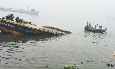 বুড়িগঙ্গায় লঞ্চের ধাক্কায় বাল্কহেডের দুই শ্রমিক নিখোঁজ