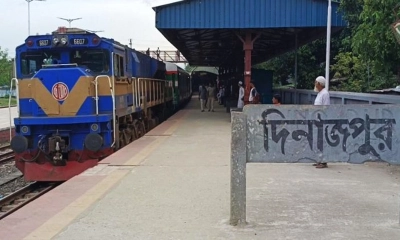 রেললাইনে ঝাঁপ, দেহ থেকে মাথা বিচ্ছিন্ন