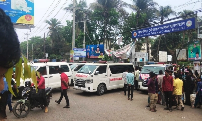 অ্যাম্বুলেন্স চালকদের সড়ক অবরোধ, মরদেহ নিয়ে স্বজনদের অপেক্ষা