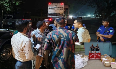 কুরিয়ার সার্ভিসের গাড়ি থেকে বিপুল পরিমাণ ভারতীয় পণ্য জব্দ