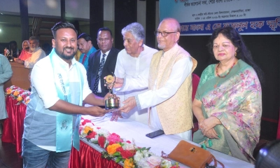 সাংবাদিকতায় শেরেবাংলা গোল্ডেন অ্যাওয়ার্ড পেলেন নাজমুল হুদা নয়ন