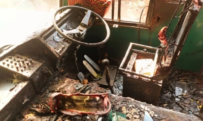 যশোরে সড়কের পাশে দাঁড়িয়ে থাকা বাসে আগুন
