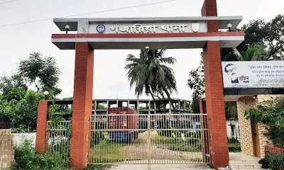 গজারিয়ায় লরির ধাক্কায় কভার্ড ভ্যান উল্টে আহত ২