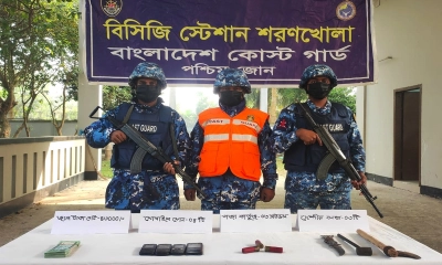 বাগেরহাটে যৌথ অভিযানে দেশীয় অস্ত্র ও জাল টাকা জব্দ