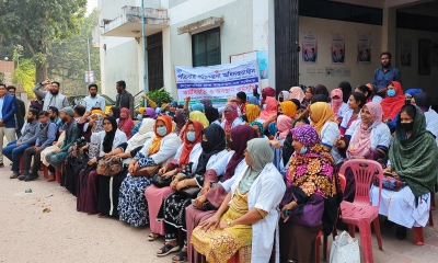 কর্মবিরতি ও অবস্থান কর্মসূচি পালন। ছবি: রূপালী বাংলাদেশ