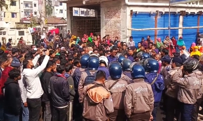 বকেয়া বেতনের দাবিতে শ্রমিকদের বিক্ষোভ, মহাসড়ক অবরোধ
