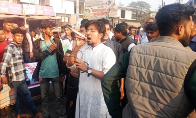 প্রার্থিতা বাতিলের দাবিতে চট্টগ্রাম-কক্সবাজার মহাসড়ক অবরোধ