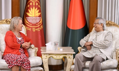 বৈশ্বিক চ্যালেঞ্জ মোকাবিলায় যুক্তরাজ্যের সহায়তা চাইলেন প্রধান উপদেষ্টা