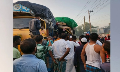 মালবাহী ট্রাককে আরেক ট্রাকের ধাক্কা। ছবি: রূপালী বাংলাদেশ