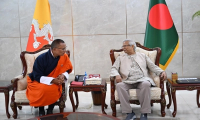 বিমানবন্দরে প্রধান উপদেষ্টার সঙ্গে সংক্ষিপ্ত বৈঠক করেন ভুটানের প্রধানমন্ত্রী শেরিং তোবগে। ছবি- সংগৃহীত