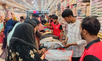 ঈদকে সামনে রেখে বাজারে বাড়ছে ক্রেতাদের ভিড়